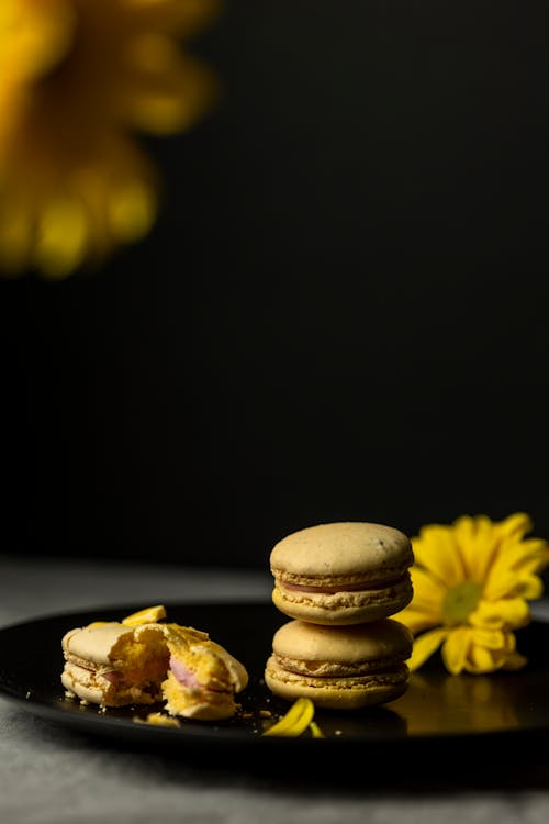 Бесплатное стоковое фото с macarons, вертикальный выстрел, десерт