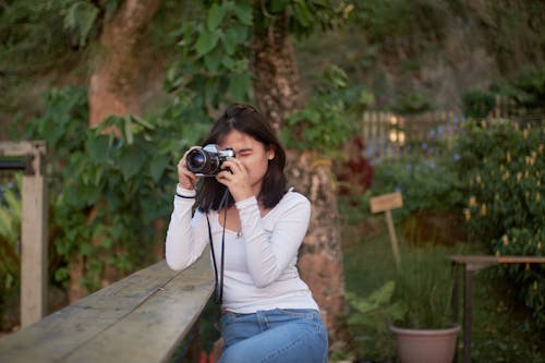 Free Woman Using a DSLR Camera Stock Photo