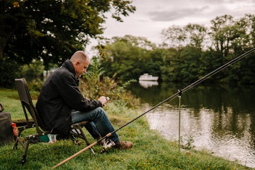 Homme Plus âgé Pêchant