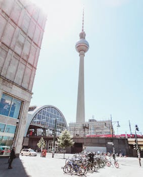 在阳光明媚的日子里，柏林电视塔和城市景观呈现出壮丽的景色