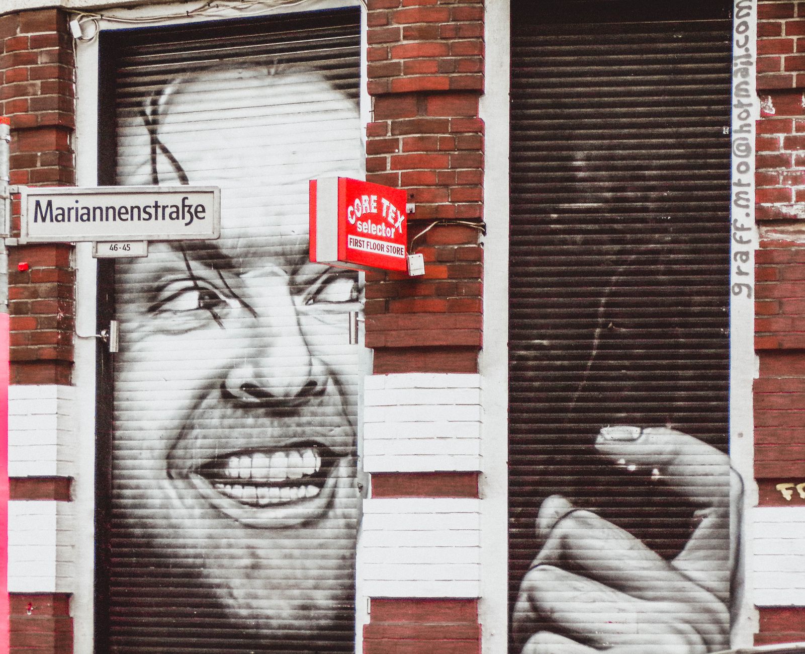 Kunstenaar Katharina uit kritiek op namen in Amsterdam