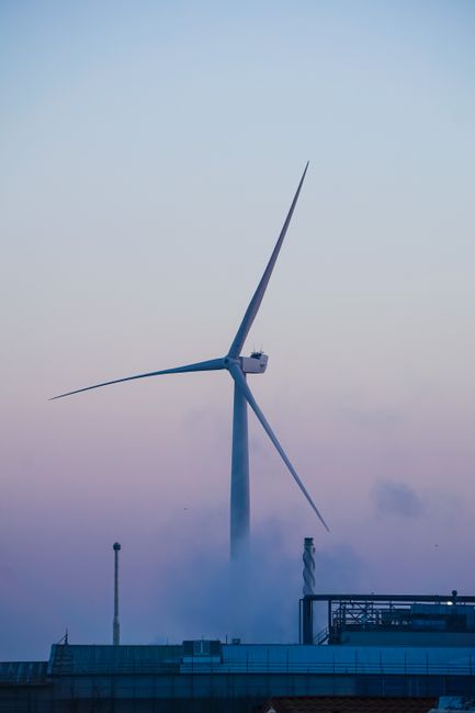 Fotomural Un impactante aerogenerador contra el cielo pastel de la mañana en Lowestoft, Inglaterra, simbolizando energía renovable.