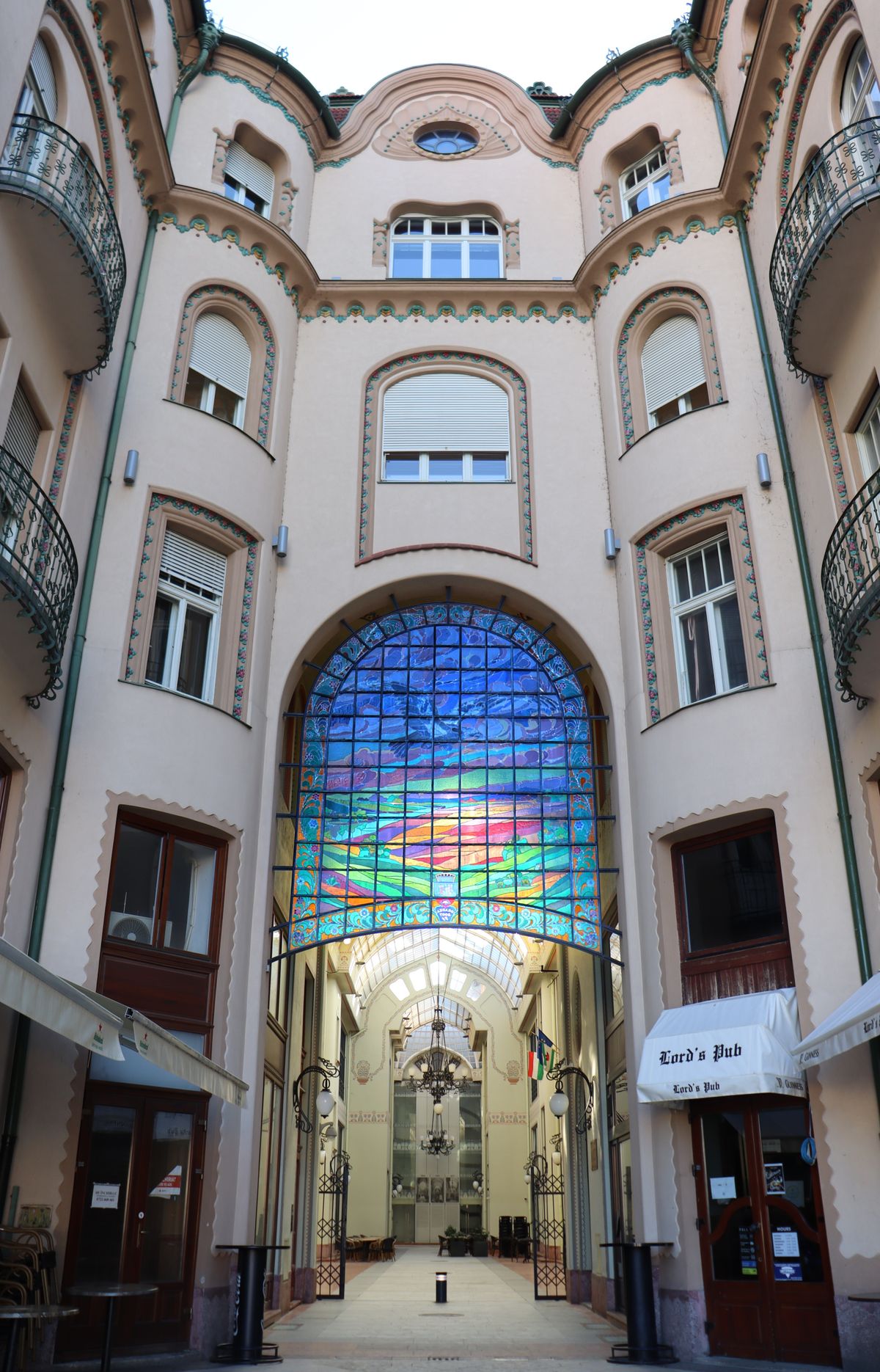 Unde te cazezi în Oradea - intrarea în Palatul Vulturul Negru, cu vitraliile colorate