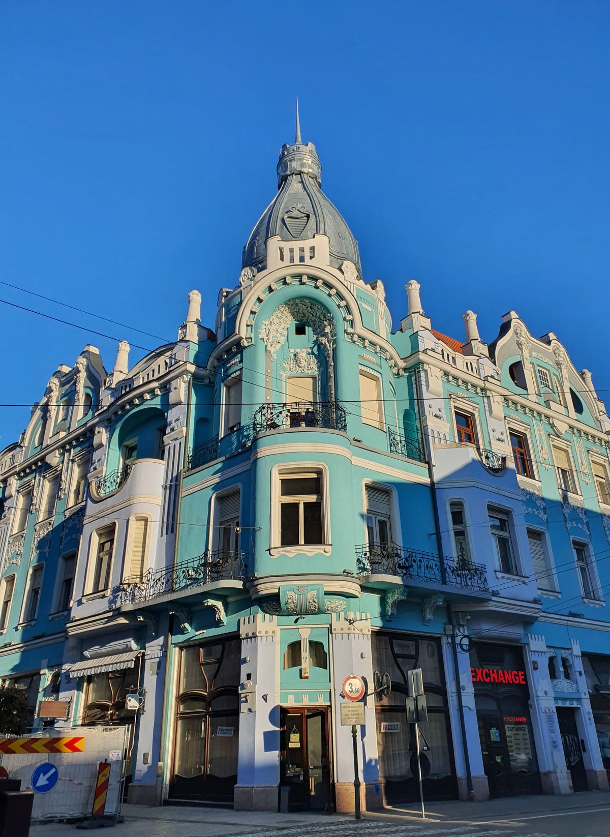 Unde te cazezi în Oradea - fațada art nouveau a Palatului Moskovits din centru