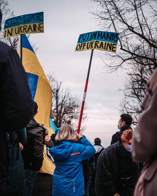 Вид сзади на девушку, протестующую против войны