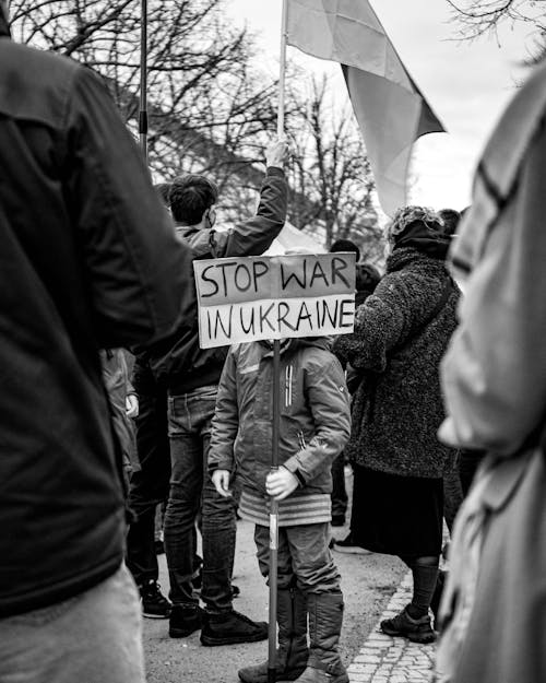 Free Young girl protesting against war in ukraine Stock Photo