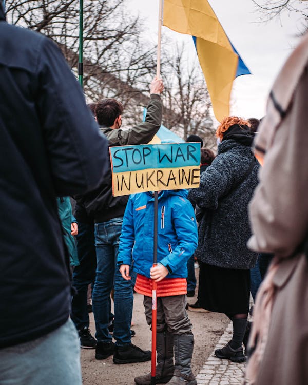 Ein Junges Mädchen, Das Gegen Den Krieg In Der Ukraine Protestiert
