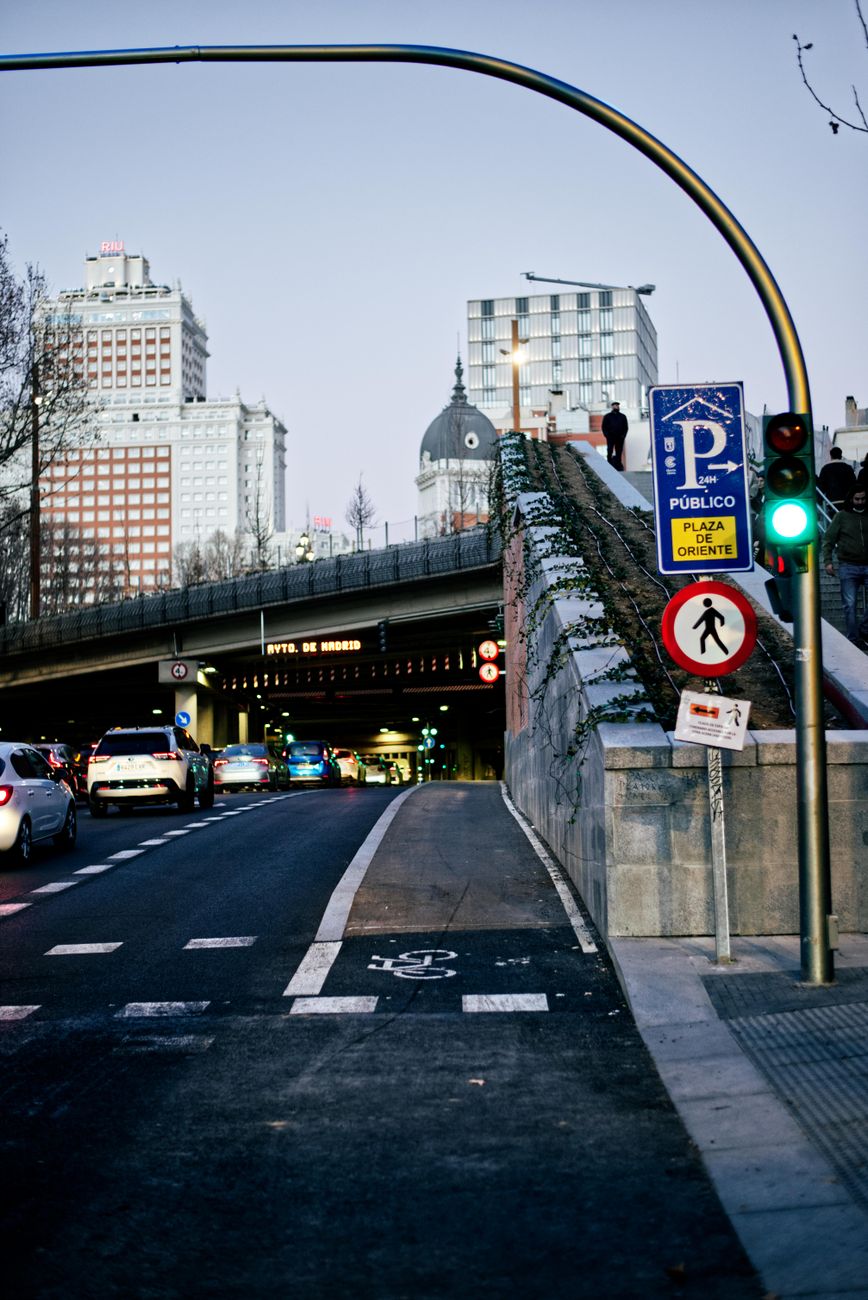 Optimización de Carriles Especiales: Cómo Madrid Redujo la Congestión del Tráfico en un 22%