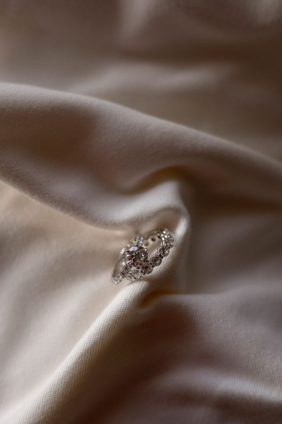 Anello prezioso su tessuto beige