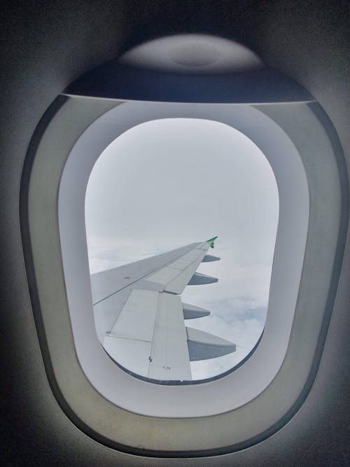 Darmowe zdjęcie z galerii z latanie, miejsce przy oknie, okno samolotu