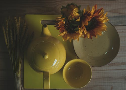 ayçiçekleri, Çay bardağı, çaydanlık içeren Ücretsiz stok fotoğraf