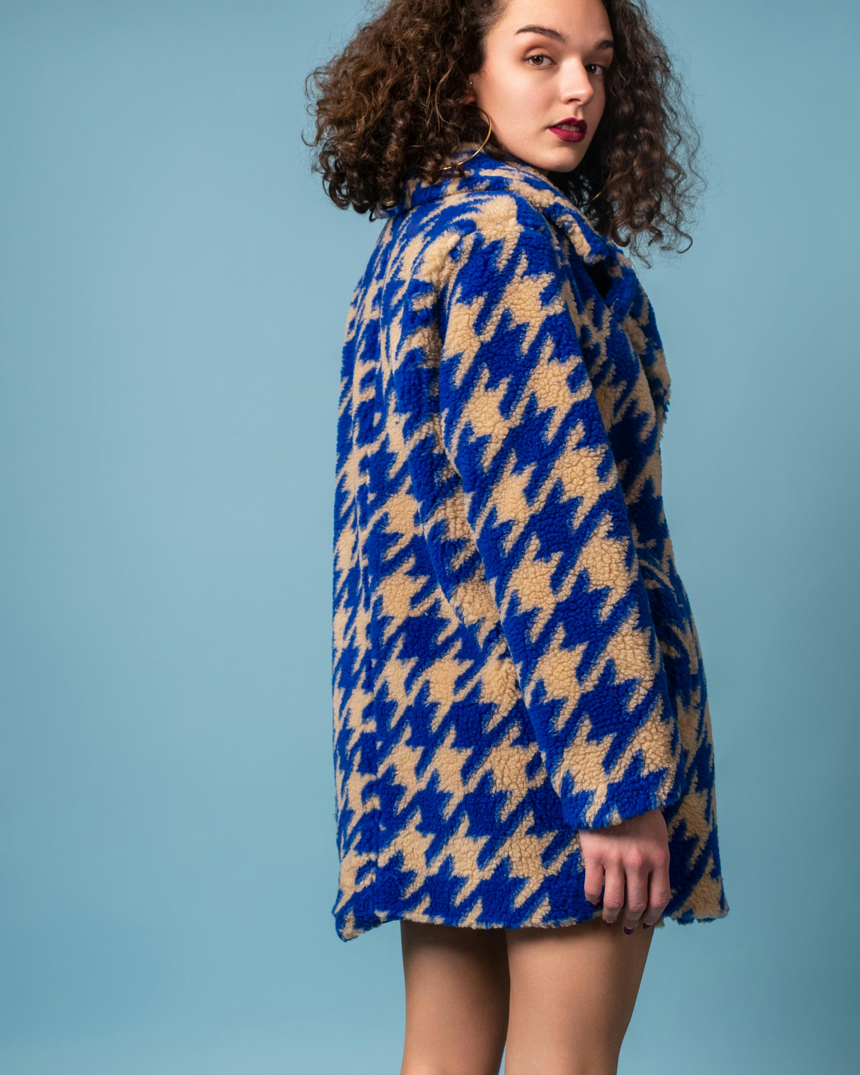 Kostenlos Frau Im Gemusterten Mantel Stock-Foto