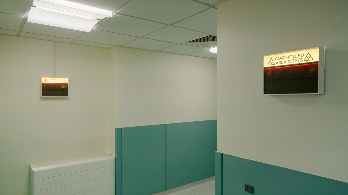 马来西亚医院安静走廊场景,用于说明家人在医院离世后不要急着接运遗体,应先确认死亡文件与医院流程。