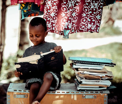 Kostenloses Stock Foto zu brust, bücher, herunterschauen