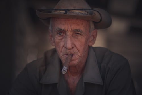 Gratis lagerfoto af ældre mand, cowboyhat, kigger langt væk