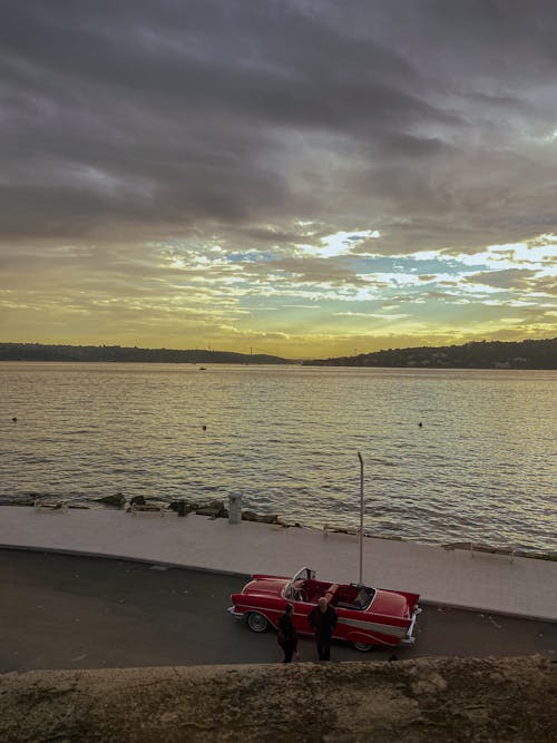 Immagine gratuita di auto rossa, colori del tramonto, ora d'oro