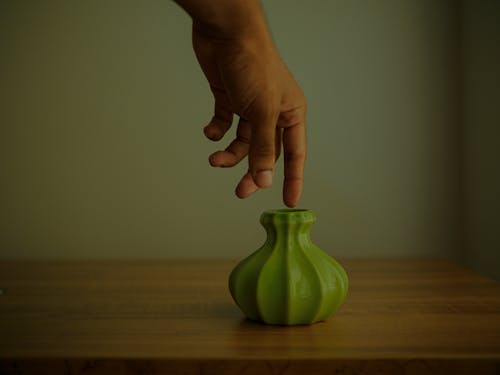 Kostenloses Stock Foto zu grüne vase, hand, hände menschliche hände