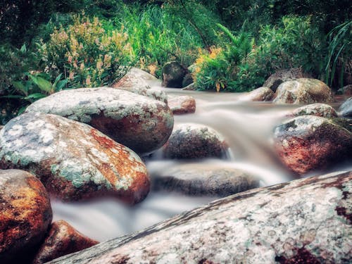 免費 岩石上流淌的河流的延時照片 圖庫相片