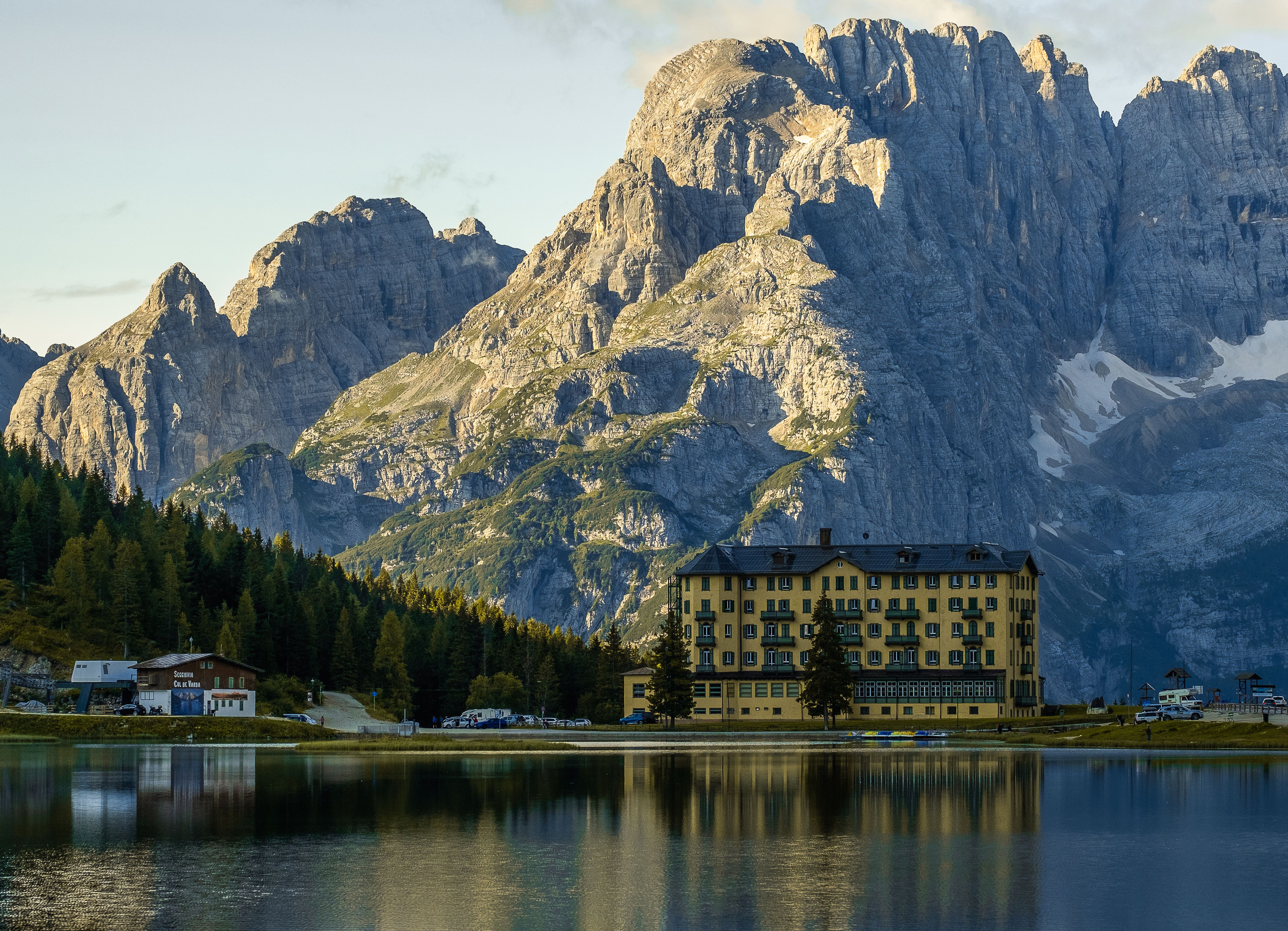 Trilha nas Dolomitas com vista para o Lago de Misurina e montanhas — Itália