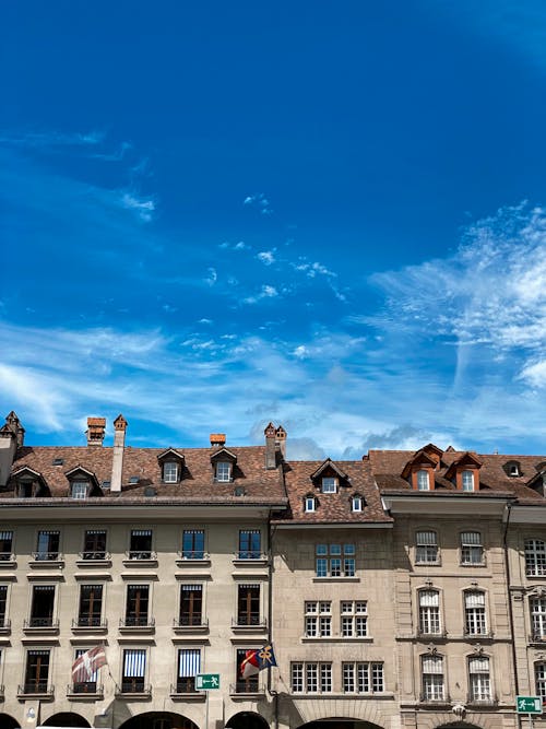 Fotos de stock gratuitas de Bloque de pisos, cielo azul, diseño arquitectónico