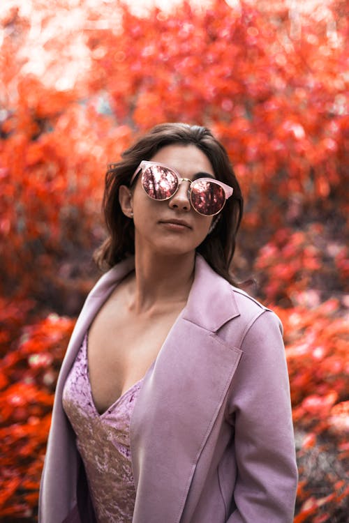 무료 핑크 블레이저와 캣 아이 선글라스를 착용 한 여성 스톡 사진