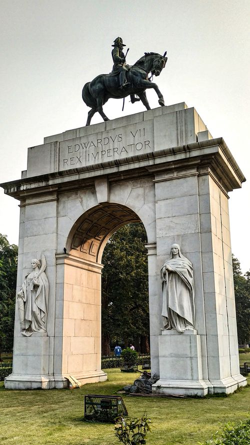 Free Historical archway with Edward VII statue in Kolkata, India, showcasing colonial architecture. Stock Photo