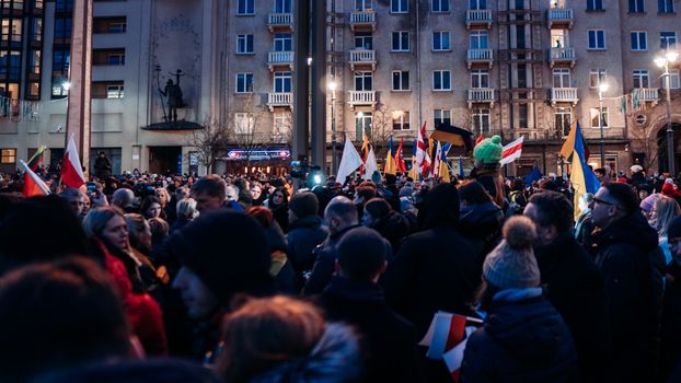 Crowd gathered peacefully in Vilnius with flags supporting Ukraine, urging for peace and unity. - Fotografer Sidoarjo