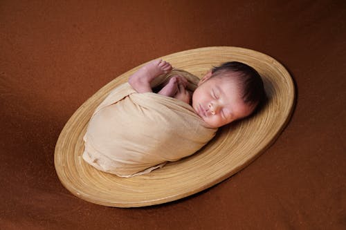 Darmowe zdjęcie z galerii z brązowe tło, dziecko, niemowlę