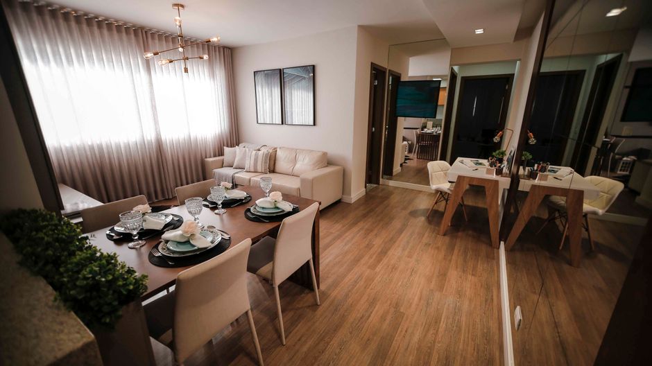 Fotomural Área de comedor lujosa y contemporánea con muebles elegantes e iluminación cálida, perfecta para una vida hogareña con estilo.