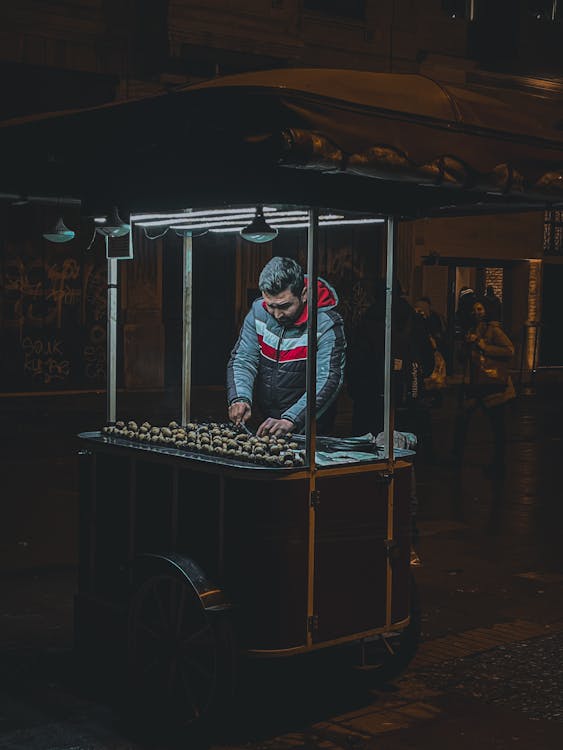 Základová fotografie zdarma na téma dodavatel, muž, noc