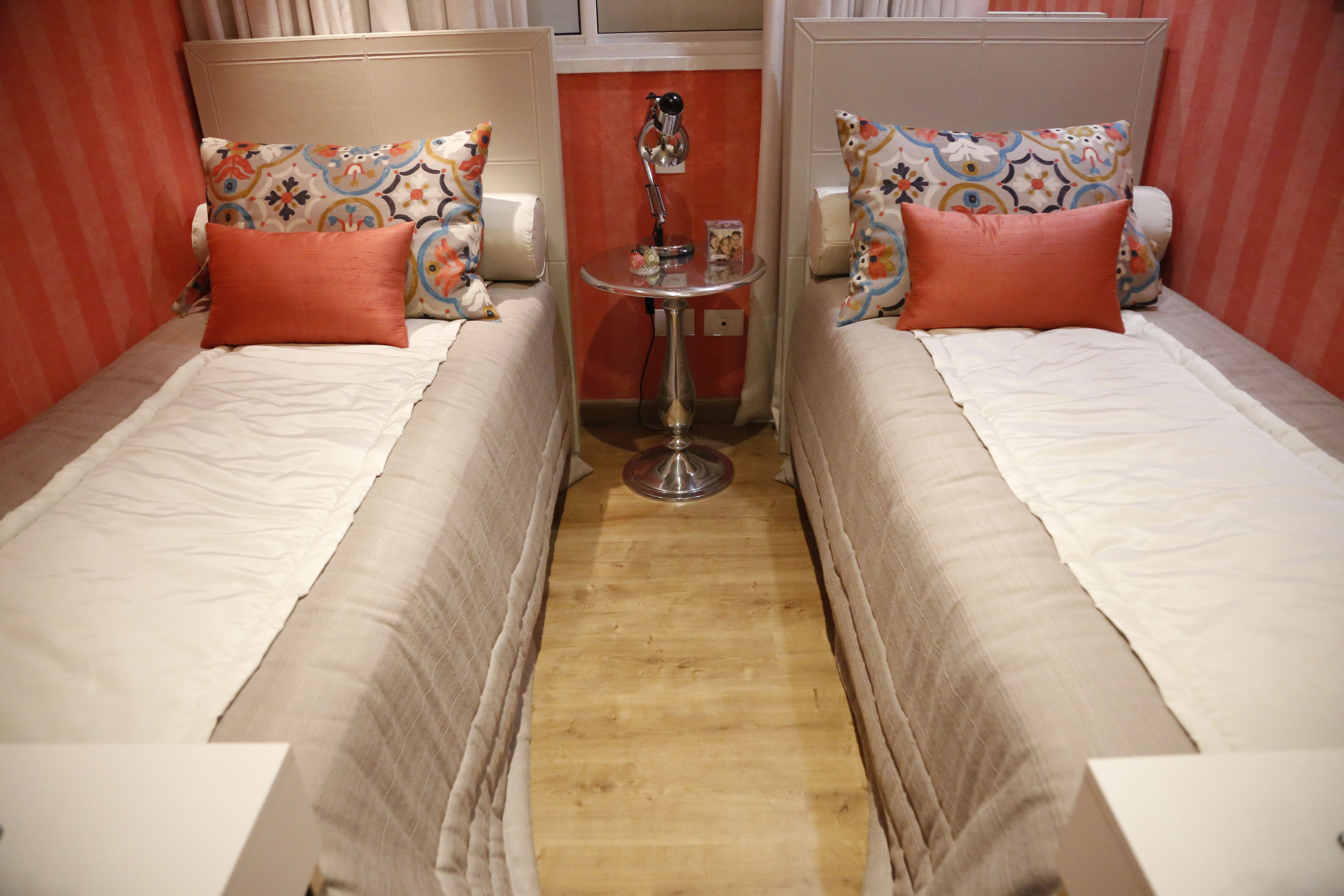 A cozy twin bedroom featuring stylish bedding and contemporary decor for a warm atmosphere.