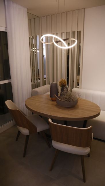 Fotomural Zona de comedor elegante con decoración moderna y diseño de iluminación estiloso.