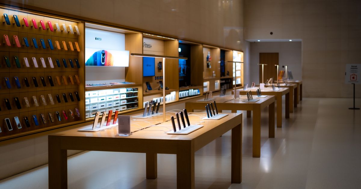スマートフォンが並ぶ店舗の売り場