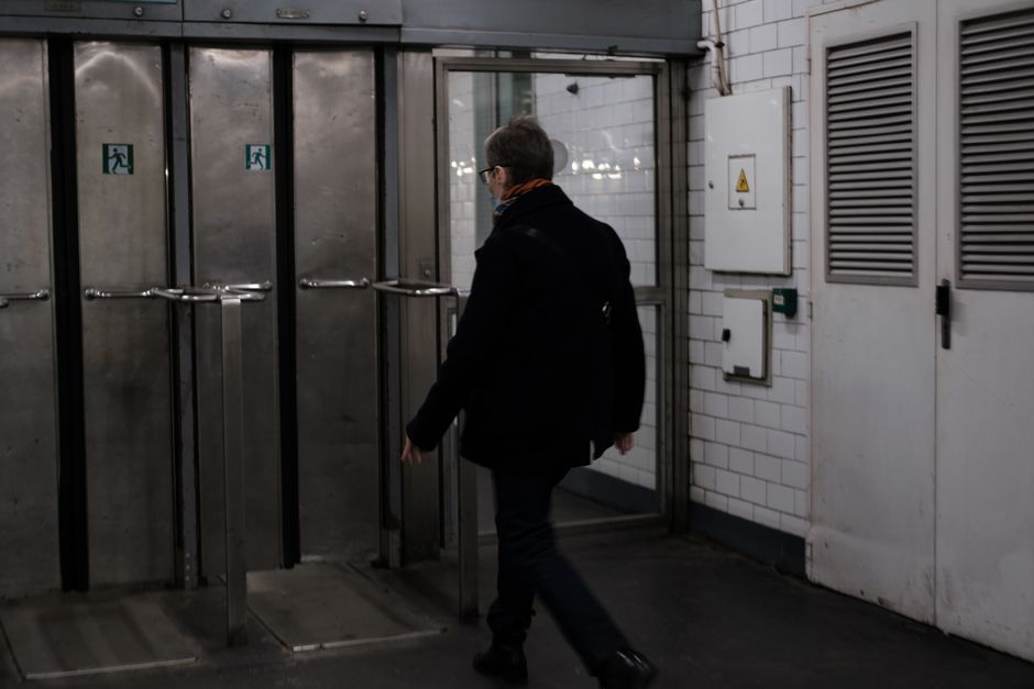 supermarket exit sliding doors