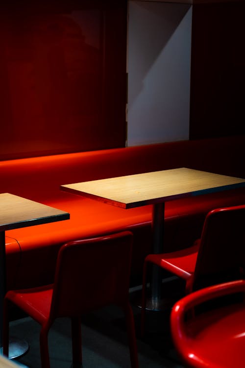 iskemleler, kırmızı kanepeler, masalar içeren Ücretsiz stok fotoğraf