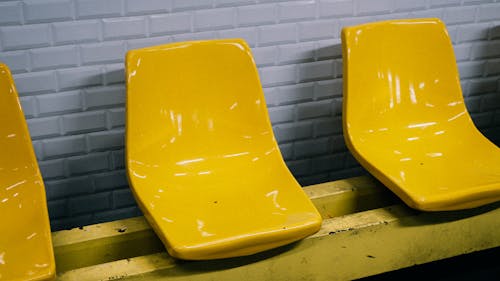 Foto profissional grátis de amarelo, assentos, brilhante