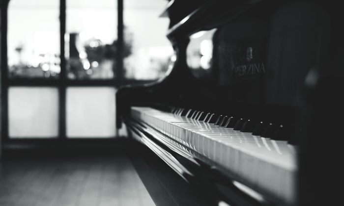 Đàn grand piano màu đen sang trọng