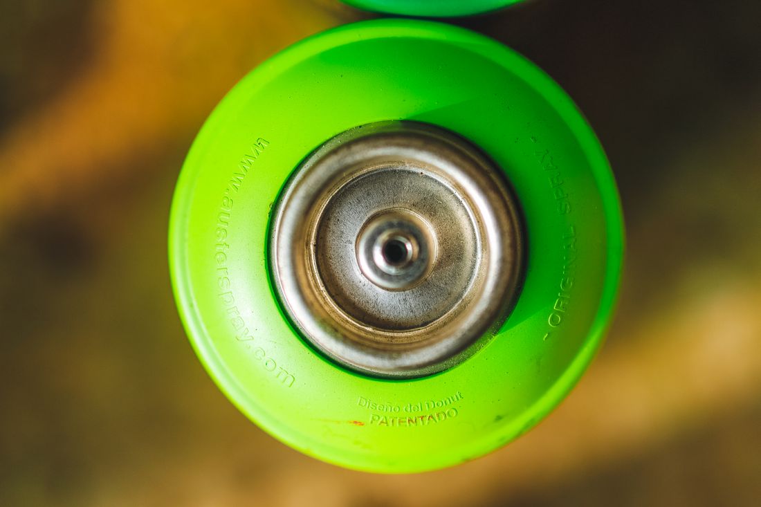 Aerosol kutusunun metal püskürtme başlığı ve ambalaj detayı
