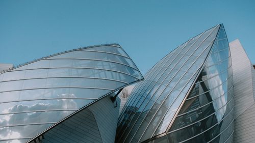 Free Sleek modern building with glass and steel facade, showcasing contemporary architecture. Stock Photo