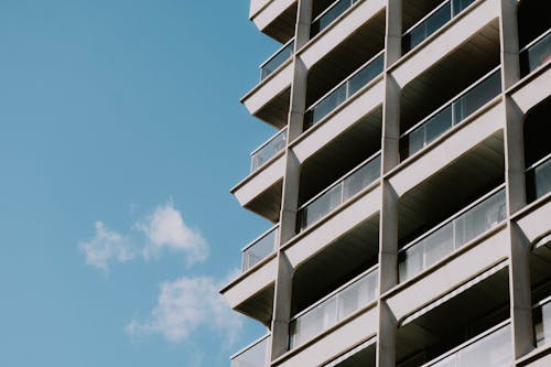 Gratis stockfoto met architectueel design, balkons, blauwe lucht