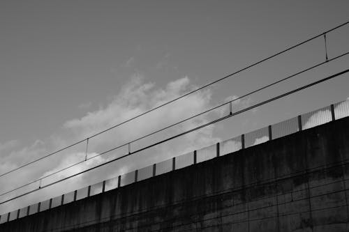 Kostenloses Stock Foto zu aufnahme von unten, eisenbahn, himmel