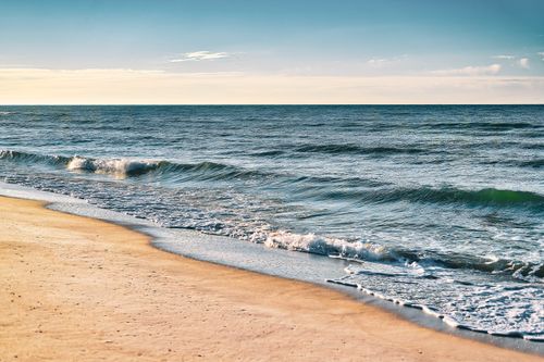 Free Tranquil waves and golden sands of Panama City Beach, Florida captured on a sunny day. Stock Photo