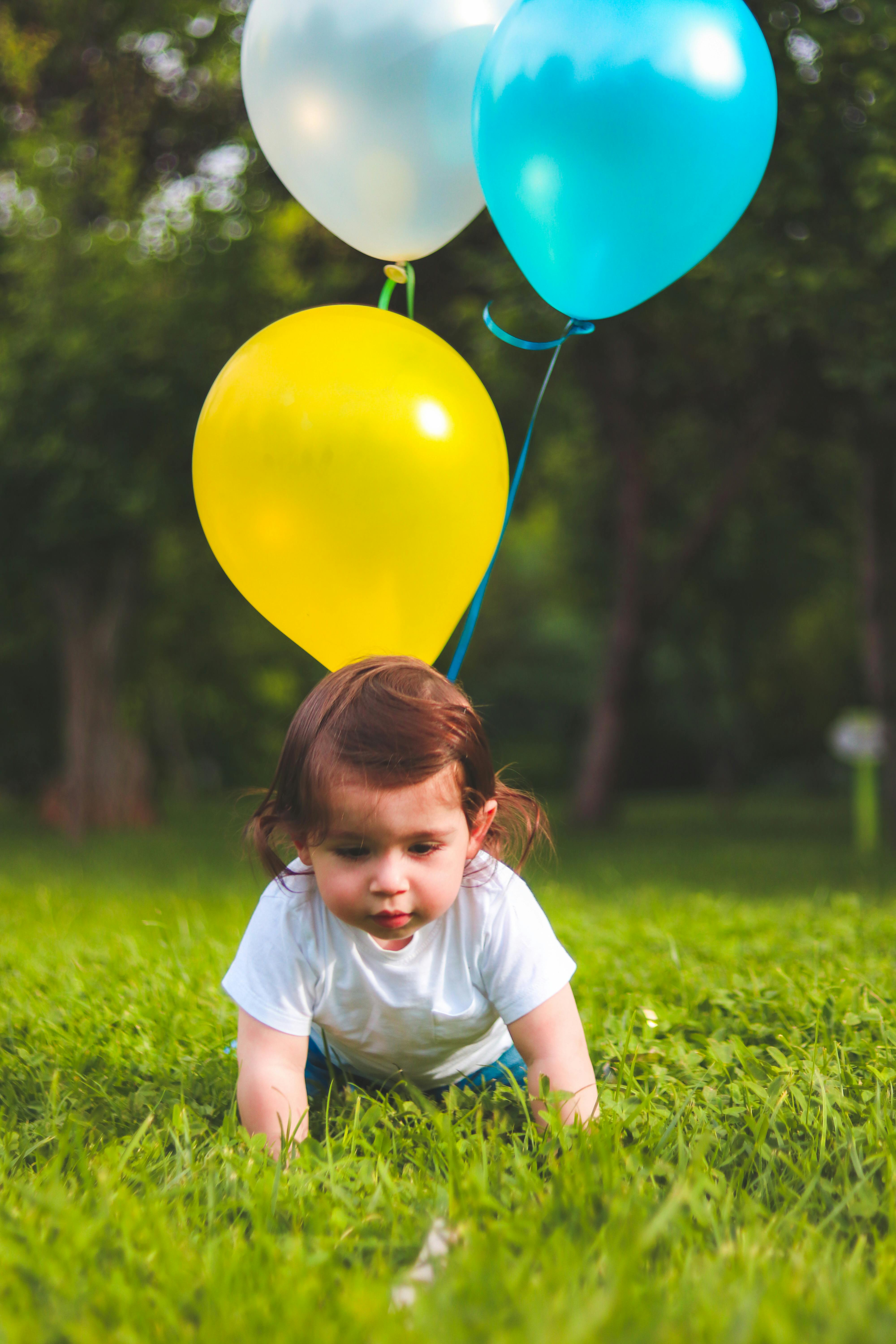Kostenloses Foto zum Thema: baby, ballons, bezaubernd