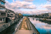 京都河边小路的宁静景色，映照着传统建筑和静谧的水面