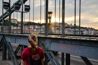 在布达佩斯的一座桥上，一个人正望着历史悠久的天际线日落