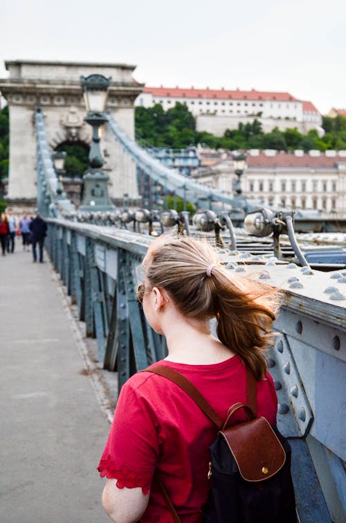 Donna Che Indossa Lo Zaino In Pelle Marrone In Piedi Sul Ponte Foto Scattata