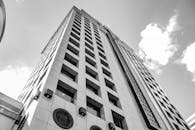 圣保罗的现代摩天大楼采用光滑的黑白设计，从低视角看去别具特色