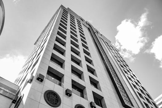 圣保罗的现代摩天大楼采用光滑的黑白设计，从低视角看去别具特色