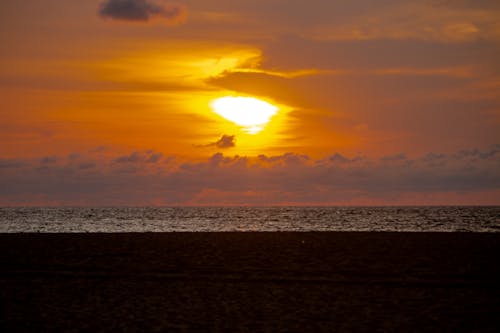 Foto profissional grátis de beira-mar, cênico, crepúsculo