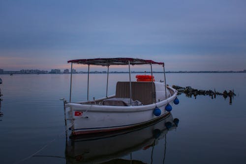 bezplatná Základová fotografie zdarma na téma dřevěná loď, jezero, obloha Základová fotografie